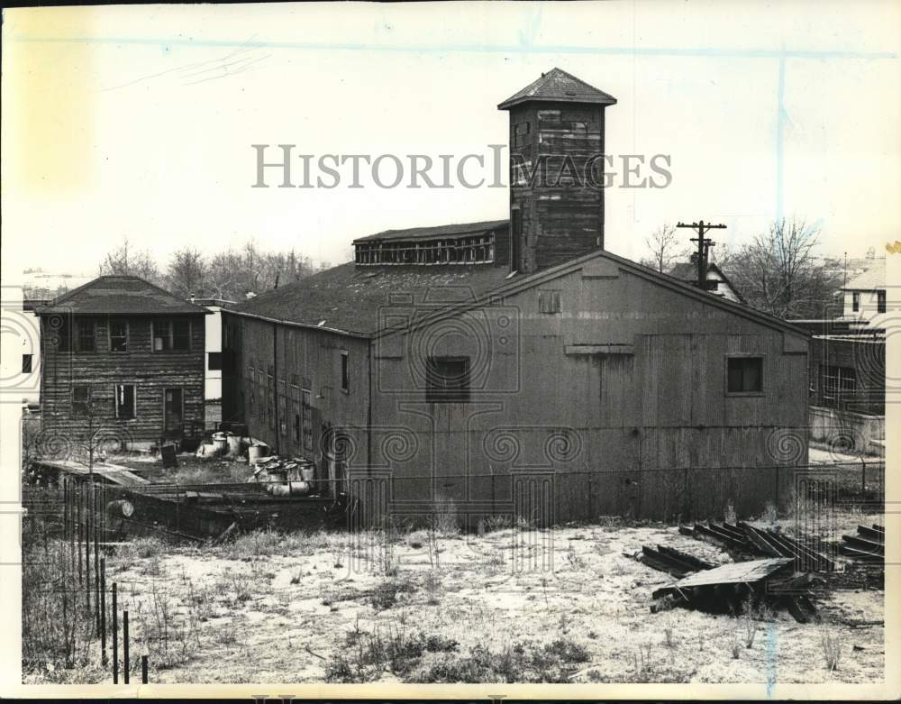1967 Press Photo An abandoned warehouse & home unsightly on Washburn Avenue