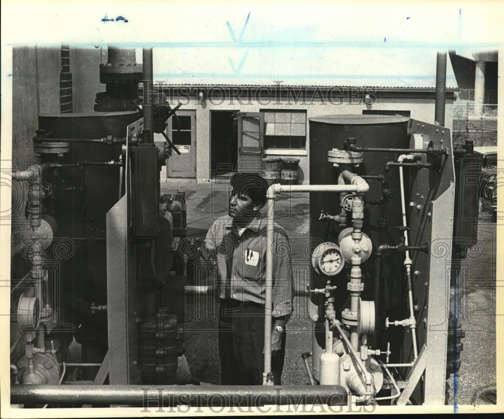 1965 Press Photo A technician keeps an eye on gas mains operations - sia33485- Historic Images