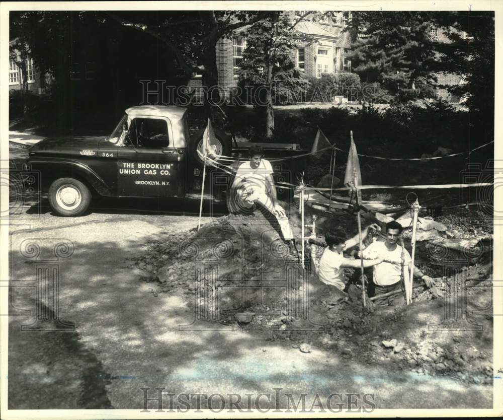 1965 Press Photo Crew from Brooklyn Union Gas Co. Replace Pipes in Grymes Hill- Historic Images