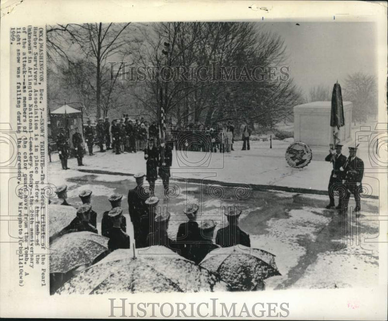 Load image into Gallery viewer, 1969 Press Photo Tribute to Pearl Harbor Survivors Assoc. at Arlington Cemetery
