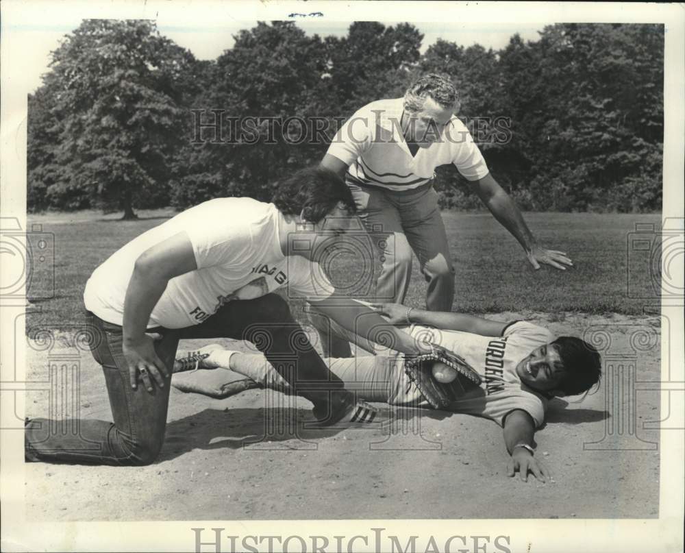 1973 Press Photo Mario Biaggi Calls Softball Play at Picnic in Nansen Park- Historic Images