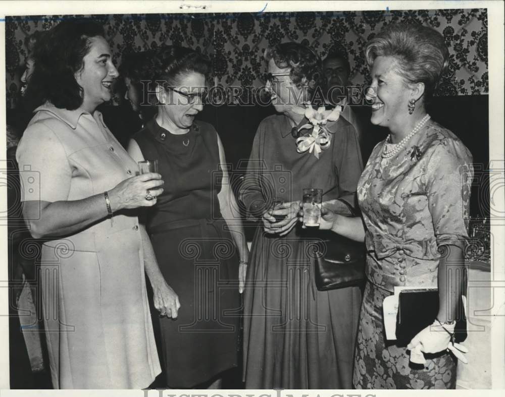 1970 Press Photo Ladies attending the Women of Achievement luncheon - sia33908