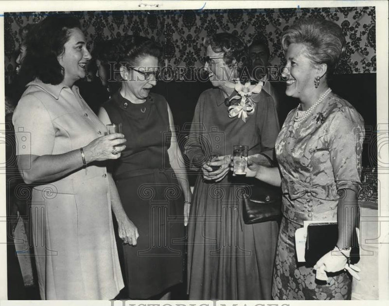 Load image into Gallery viewer, 1970 Press Photo Ladies attending the Women of Achievement luncheon - sia33908

