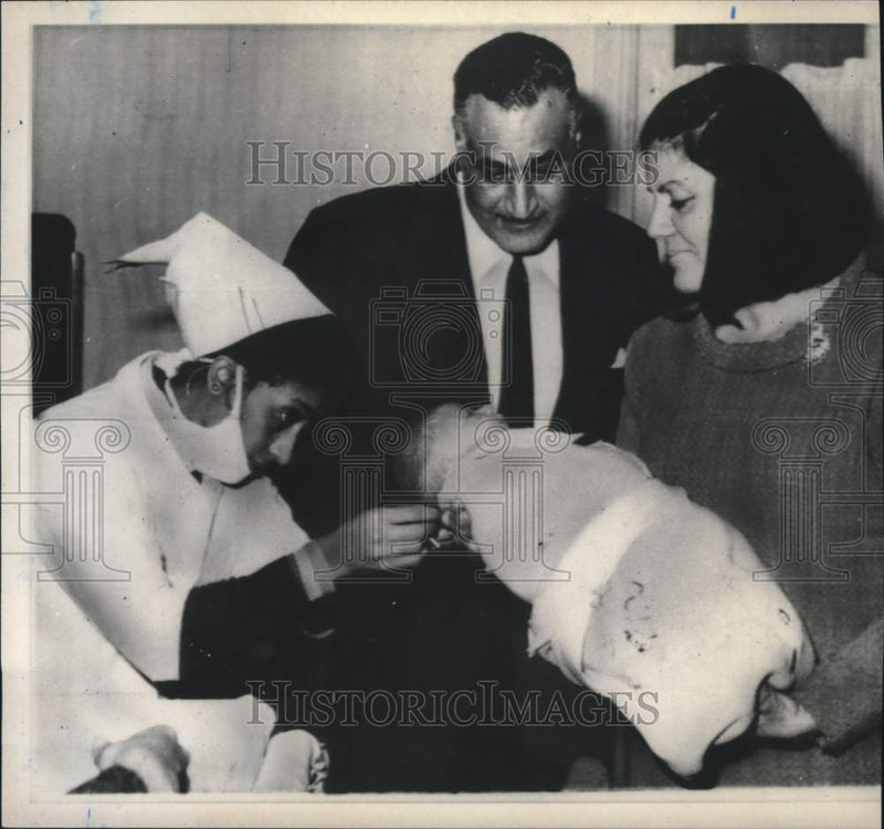 Load image into Gallery viewer, 1967 Press Photo UAR President &amp; Mrs Nasser greet granddaughter in Cairo
