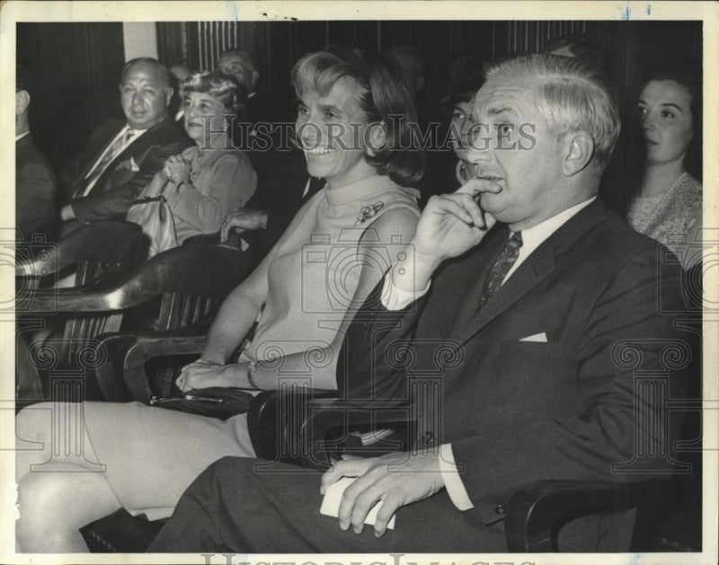 Load image into Gallery viewer, 1968 Press Photo Mrs John Lindsay &amp; Dep Borough Pres Kermit Casscells hear mayor
