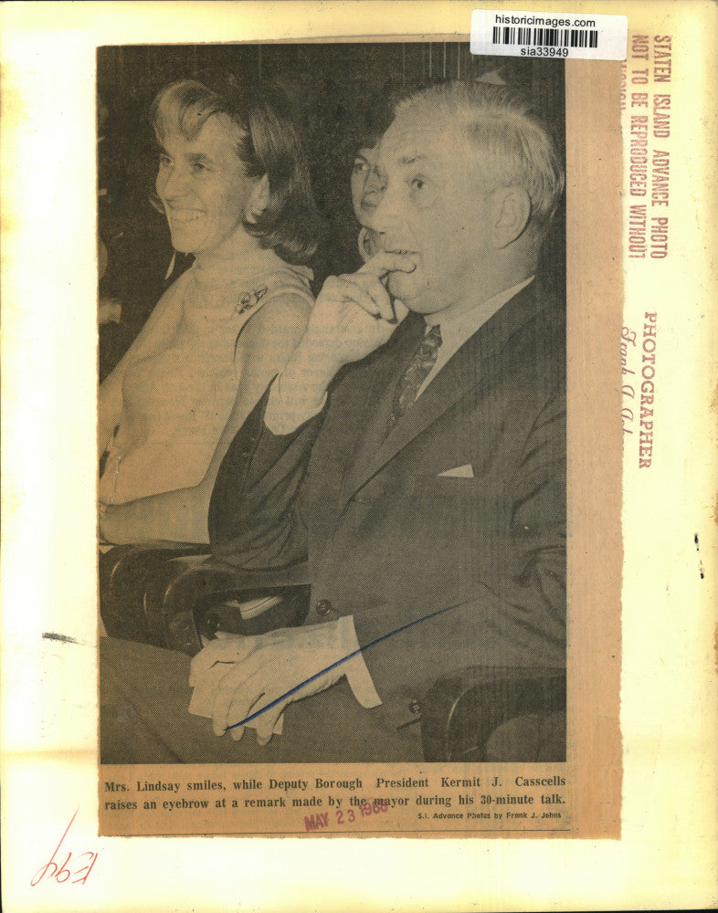 Load image into Gallery viewer, 1968 Press Photo Mrs John Lindsay &amp; Dep Borough Pres Kermit Casscells hear mayor
