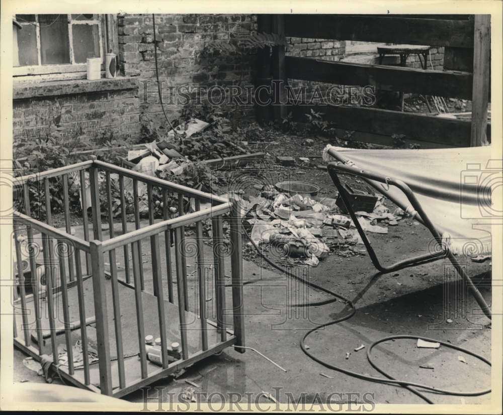 1968 Press Photo Playpen and Debris at Home Backyard on Broad Street - sia33977