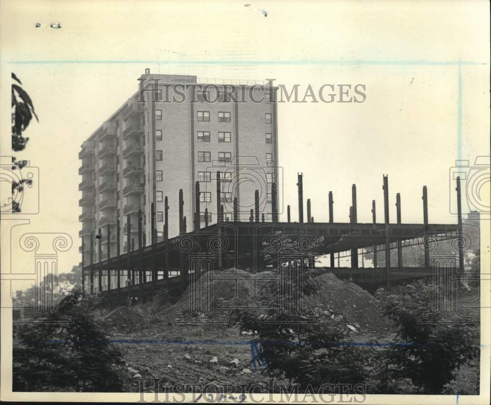 1970 Press Photo Fountains Apartment Construction on Clove Road in Sunnyside- Historic Images