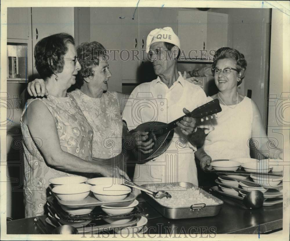 1969 Press Photo Members at South Beach Day Center for Older Persons Kitchen