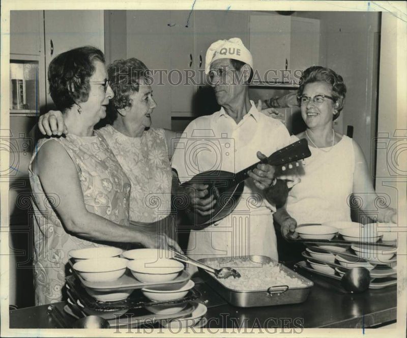 Load image into Gallery viewer, 1969 Press Photo Members at South Beach Day Center for Older Persons Kitchen
