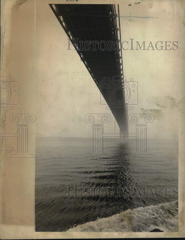 1972 Press Photo Foggy View of New York Bay Under Verrazano-Narrows Bridge