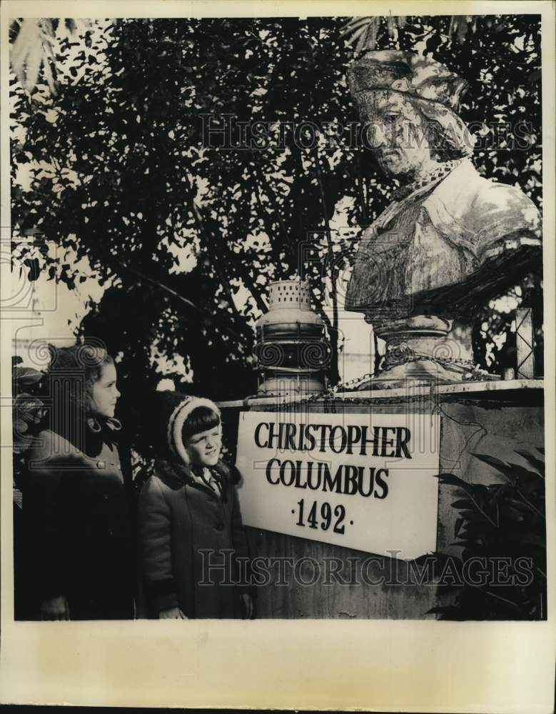 1985 Press Photo South Beach children admire Christopher Columbus memorial- Historic Images