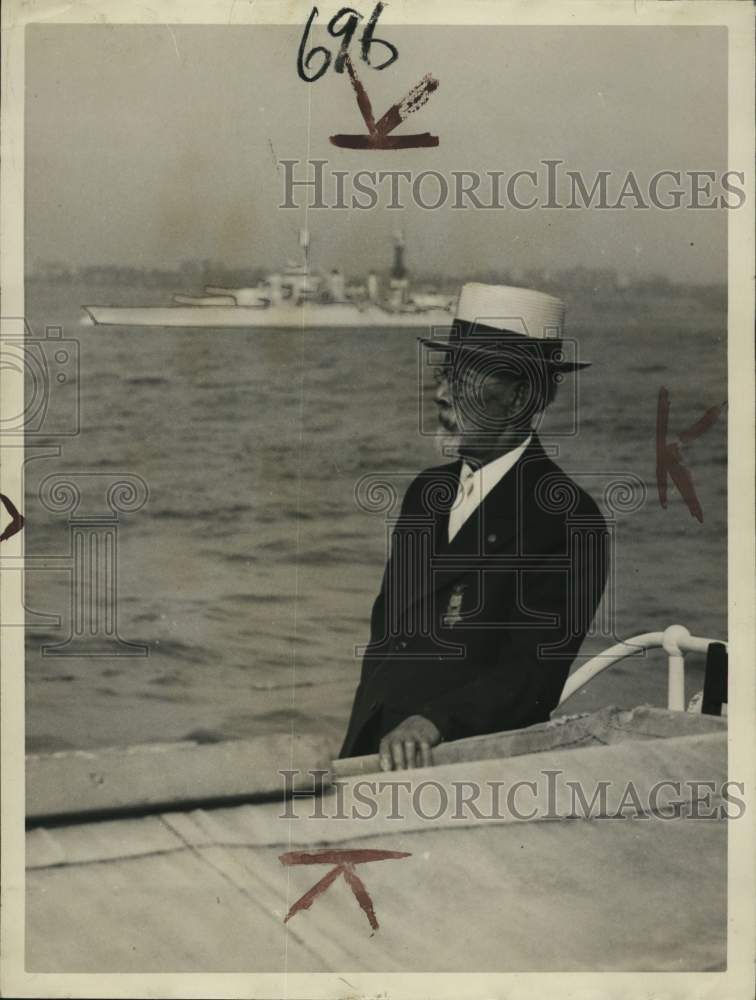 1934 Press Photo John B. Hollands of Mariners Harbor on Boat "Guthrie"
