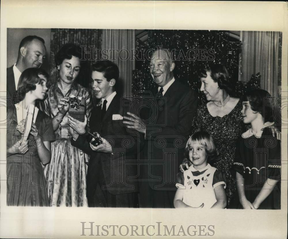 1960 Press Photo President and Mrs. Eisenhower have Christmas with their family- Historic Images
