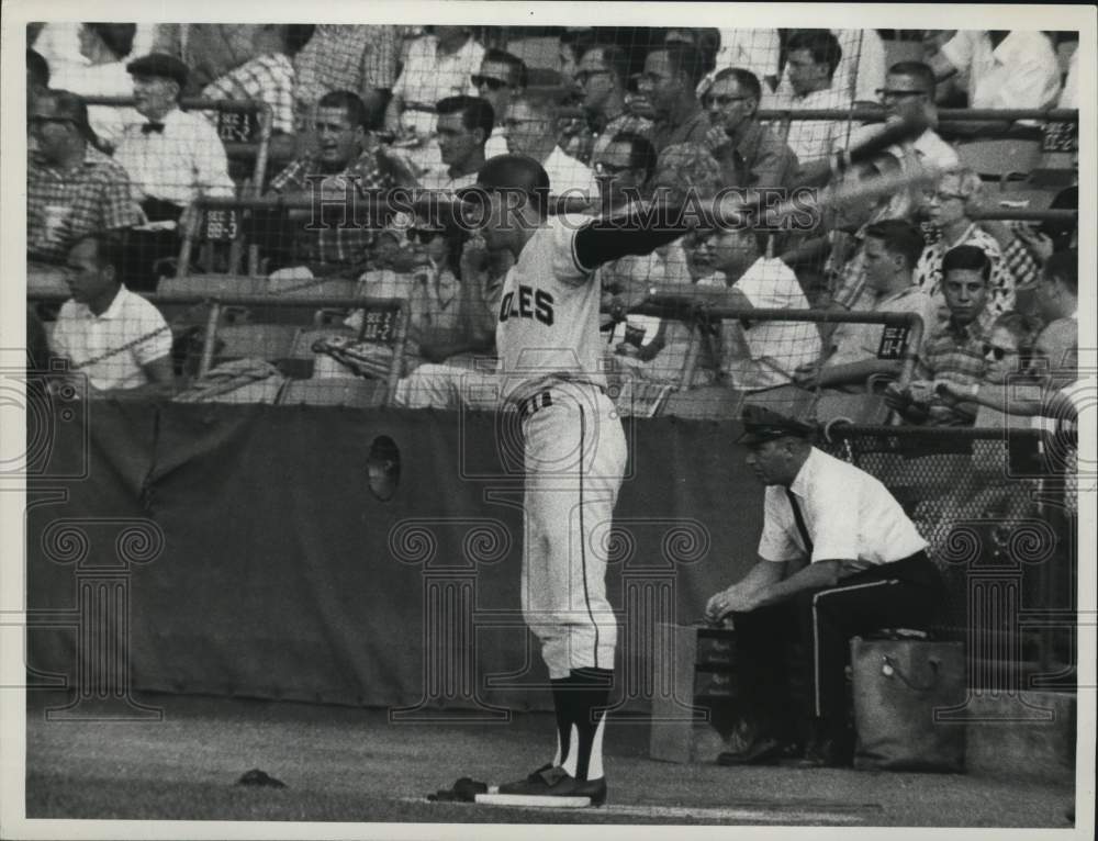 Press Photo Curt Blefary, Baltimore Orioles, on deck.- Historic Images