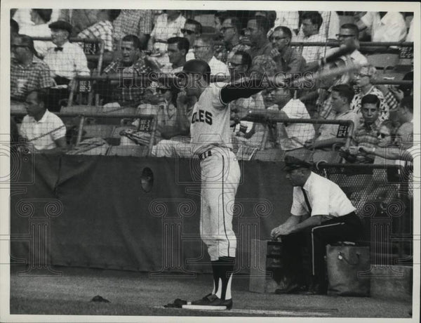 Press Photo Curt Blefary, Baltimore Orioles, on deck. - Historic Images