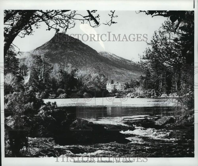 Load image into Gallery viewer, Press Photo Ballynahinch Mountains in Galway County, Connemara, Ireland
