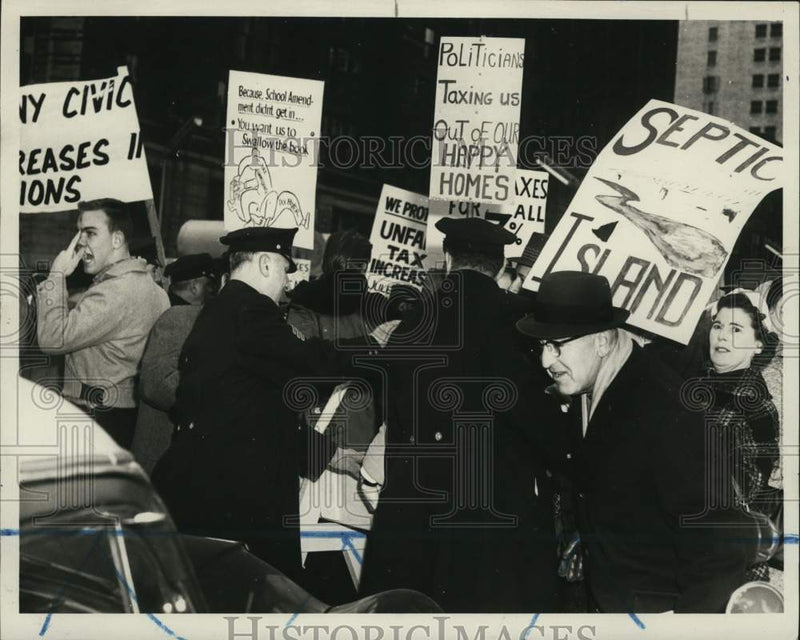 Load image into Gallery viewer, 1960 Press Photo Tax Protesters Picketing at City Hall - sia35968
