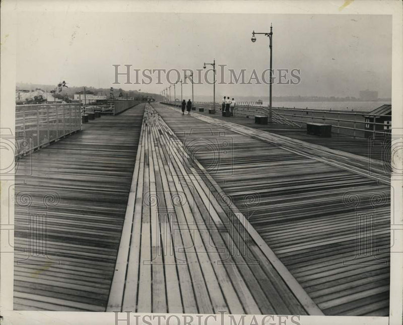 Load image into Gallery viewer, 1953 Press Photo Boardwalk at South Beach - sia35976
