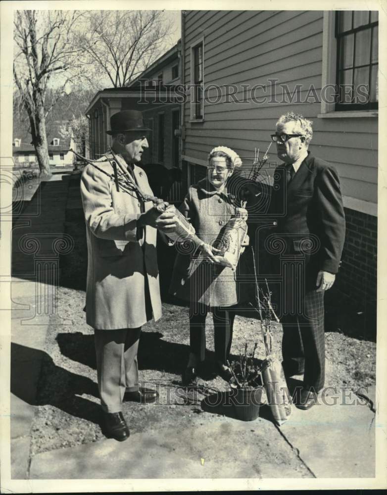 Load image into Gallery viewer, 1974 Press Photo Raymond Fingado presents shrubs to Grace Steen and John Else.
