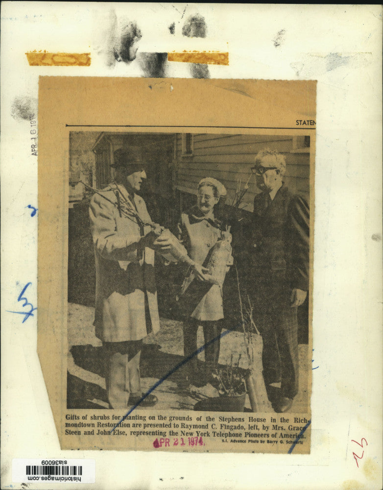 1974 Press Photo Raymond Fingado presents shrubs to Grace Steen and John Else.