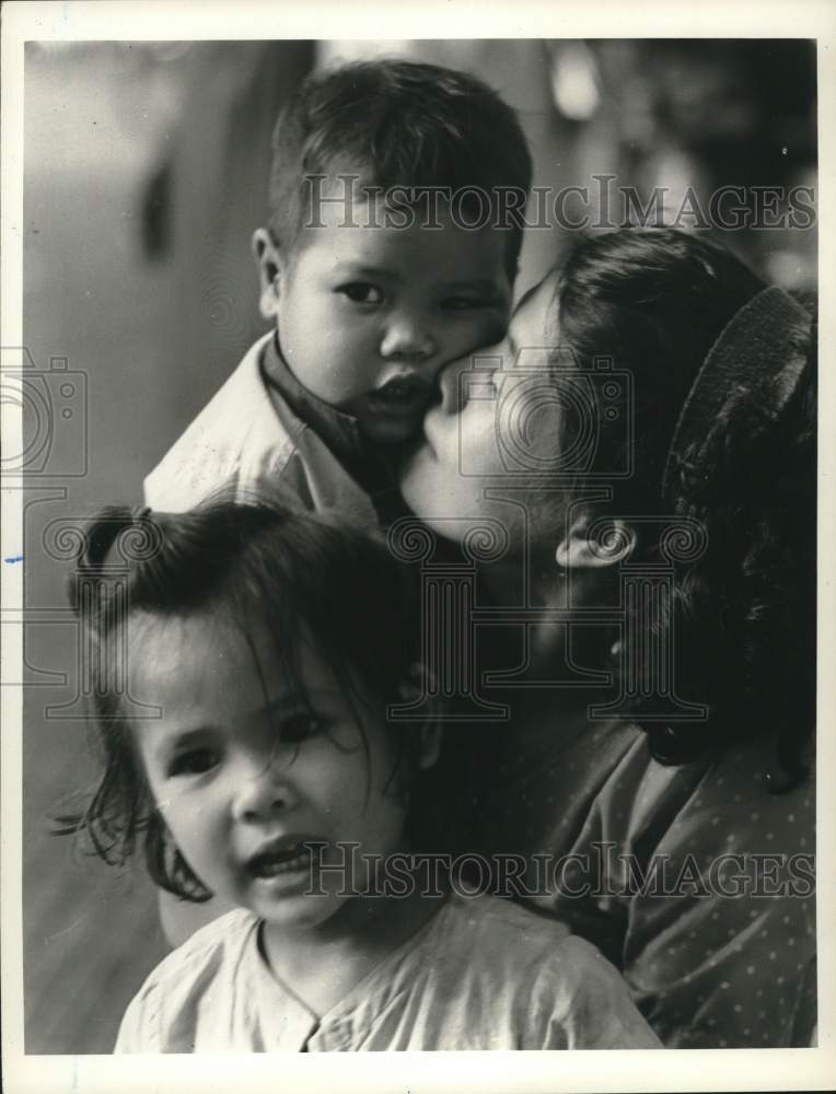 1967 Press Photo Tran Thi Ba with Son and Daughter - sia36022- Historic Images