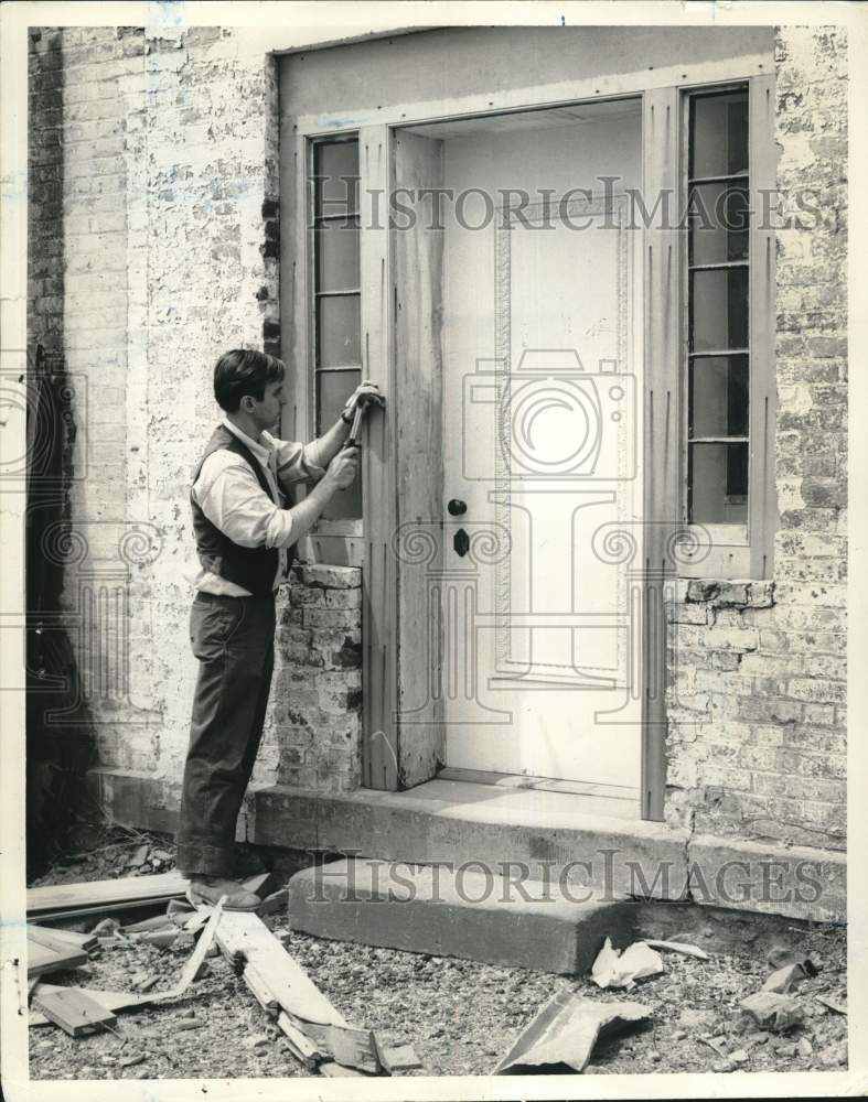 1968 Press Photo Jon Prasek Working at Courthouse Main Entrance Doorway- Historic Images