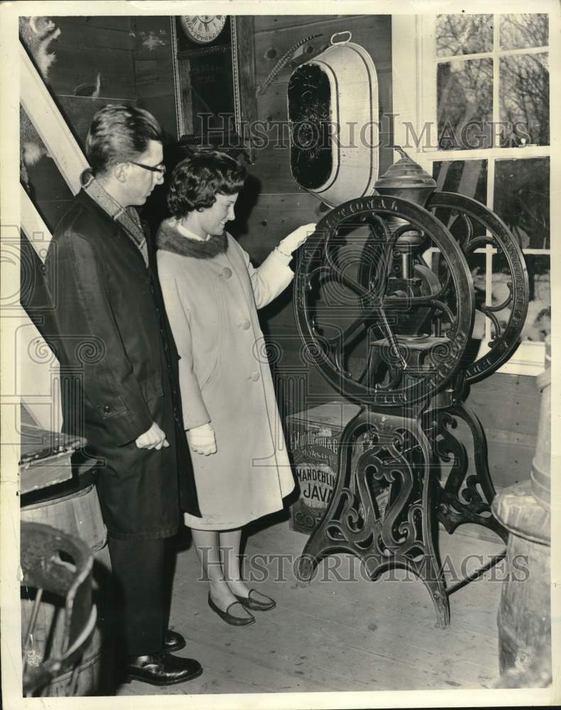 1966 Press Photo Evelyn Reeves and Paul Blattner at Museum in Richmondtown- Historic Images