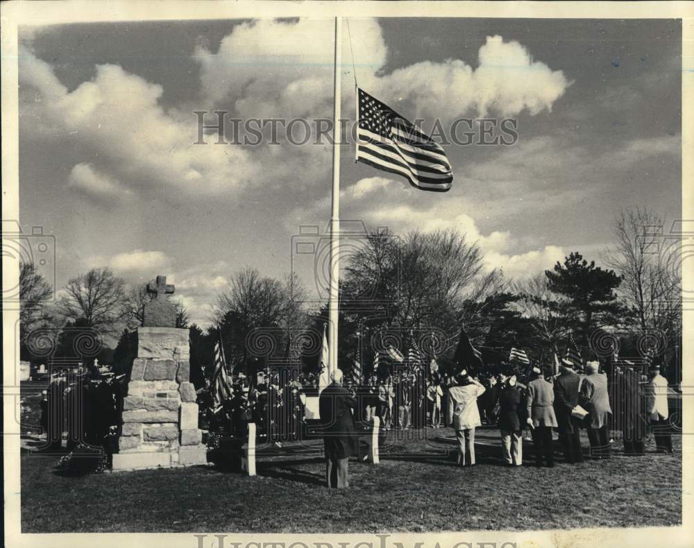 1977 Press Photo Veterans Honor Dead at WW I Monument at Ocean View Cemetery- Historic Images