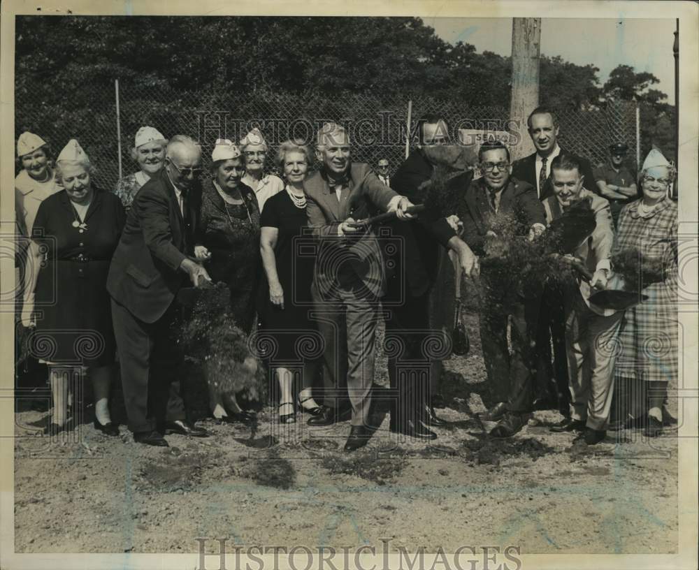 1967 Press Photo Officials at War Memorial rink groundbreaking, Clove Lakes Park- Historic Images