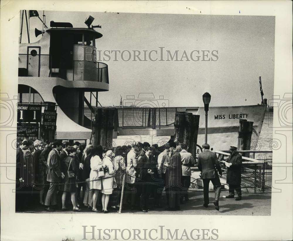 1969 Press Photo Students in Line for Circle Line Ferry to Statue of Liberty- Historic Images