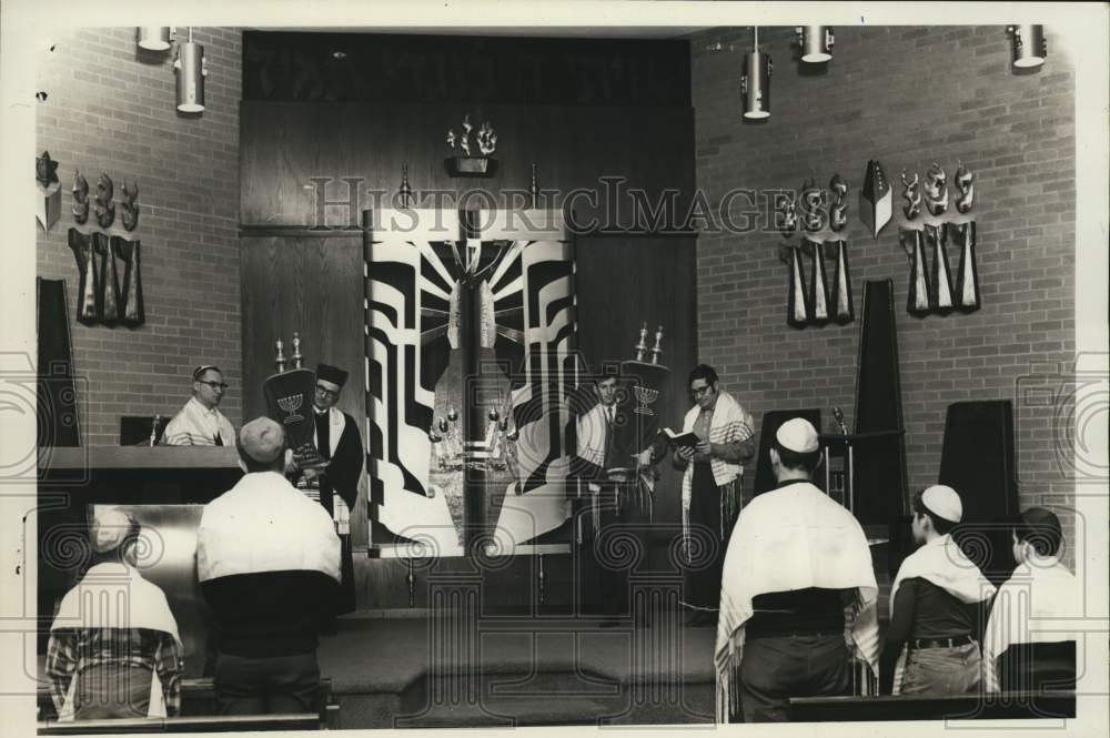 1968 Press Photo Rabbi Philip Book Teaches Students at Congregation B'nai Israel