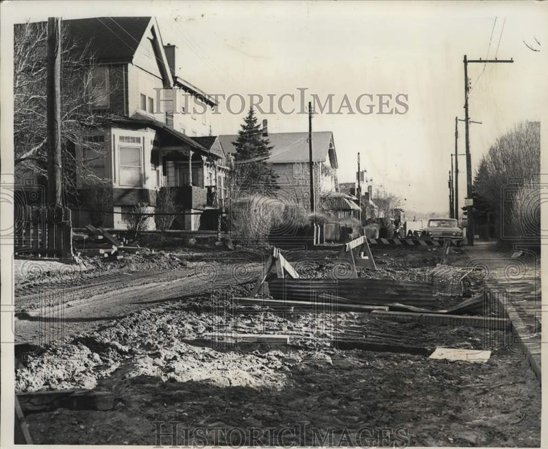 Load image into Gallery viewer, 1968 Press Photo Muddy Road Created by Road Construction Dangerous to Residents
