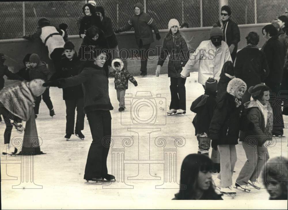 1971 Press Photo Ice Skaters at War Memorial Skating Rink in Clove Lakes Park- Historic Images