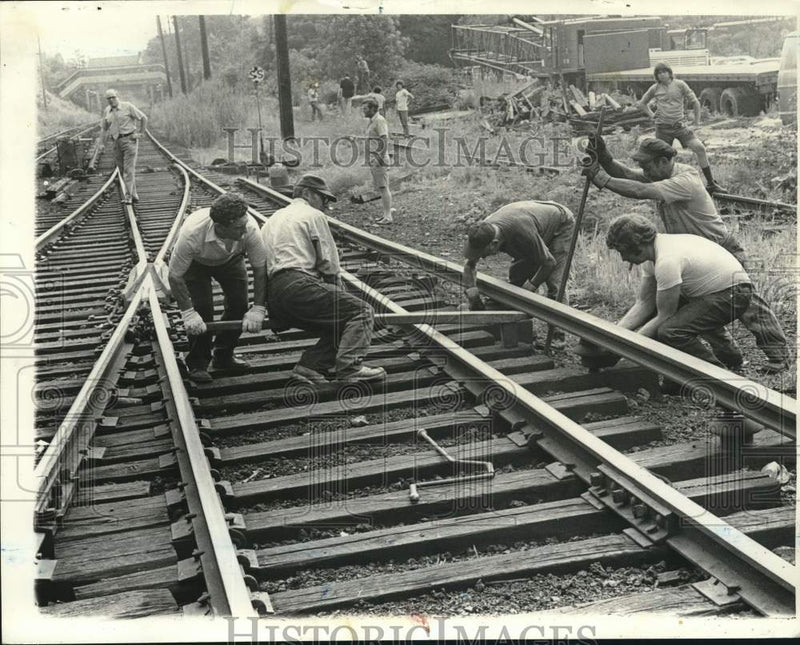 Load image into Gallery viewer, 1973 Press Photo SIRT Workers Remove Third Rail To Allow Removal of Derailed Car
