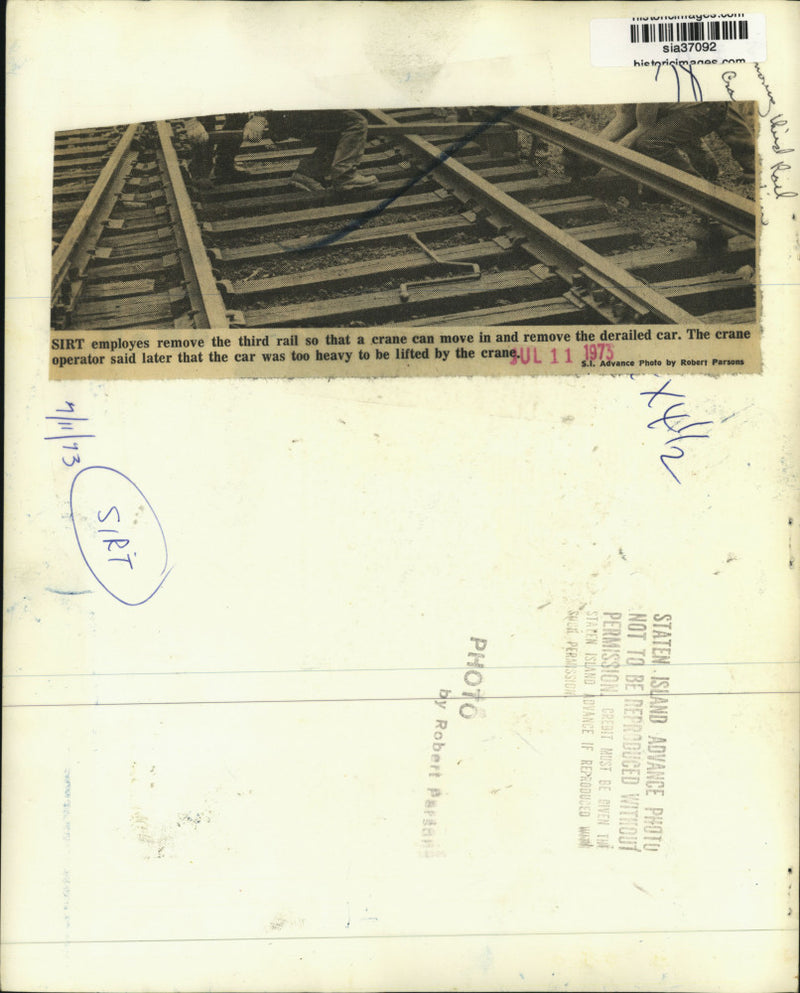 Load image into Gallery viewer, 1973 Press Photo SIRT Workers Remove Third Rail To Allow Removal of Derailed Car
