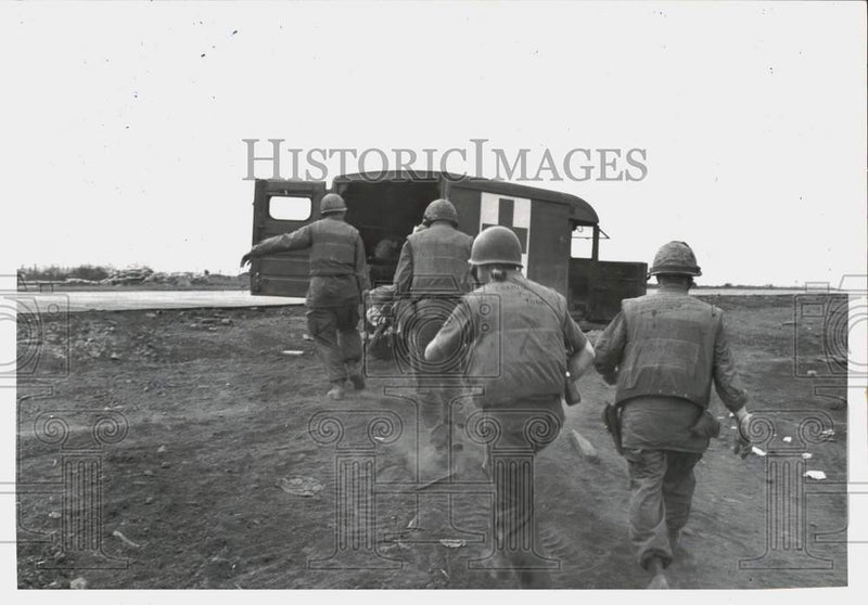 Load image into Gallery viewer, 1968 Press Photo Military Medics Escort Injured Soldier to Ambulance - sia37672
