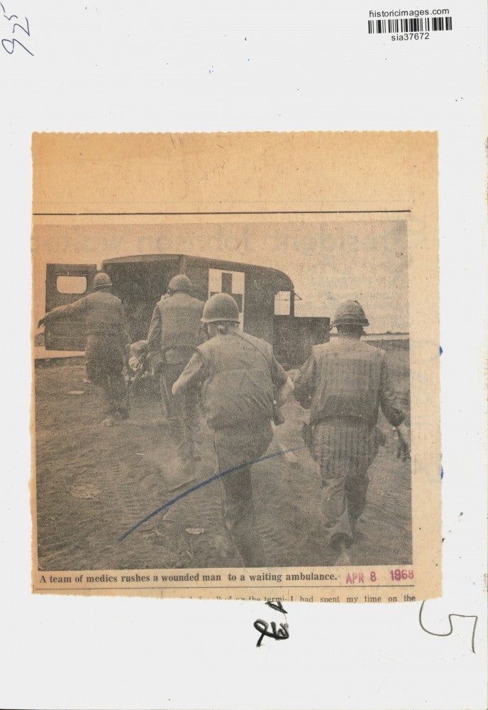 1968 Press Photo Military Medics Escort Injured Soldier to Ambulance - sia37672
