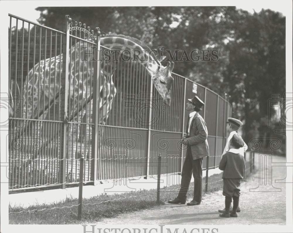 Press Photo Zoo Keeper and Visitors at The Bronx Zoo&#39;s Giraffe Exhibit