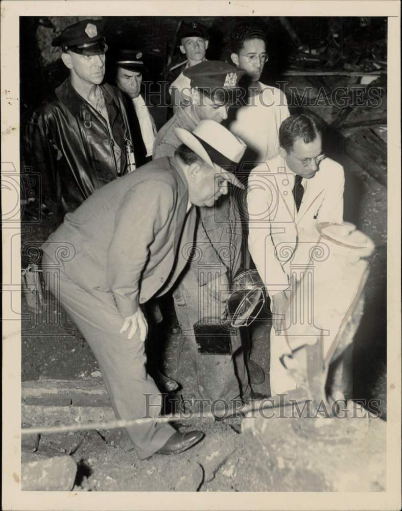 1967 Press Photo Mayor DeGuardia and Policemen at New Street Building Collapse