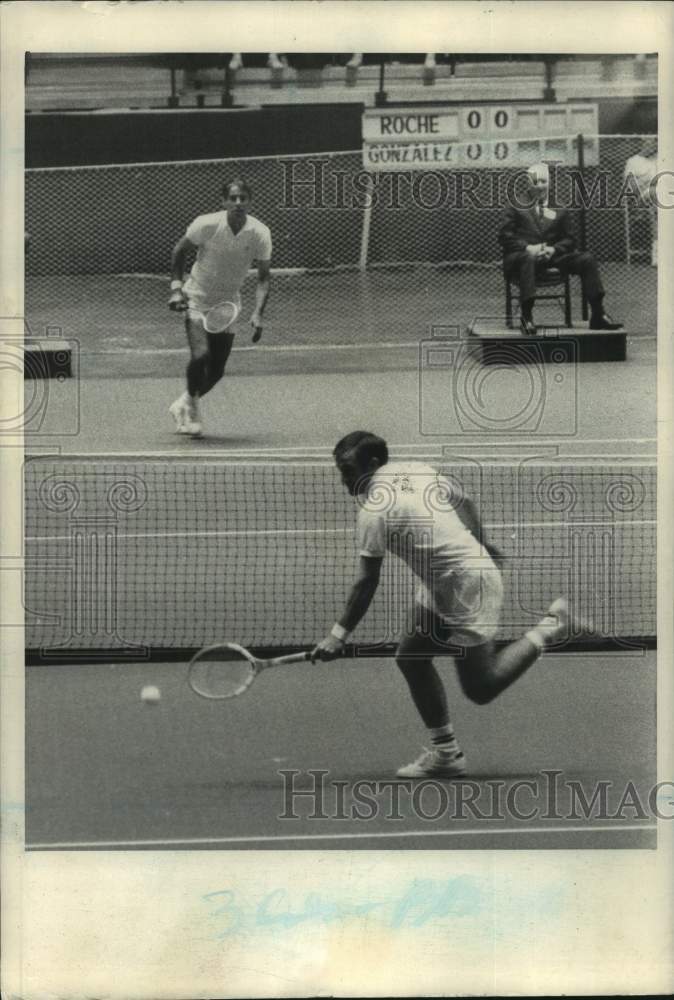 Press Photo Roche and Gonzalez play a tennis match - sis00330- Historic Images