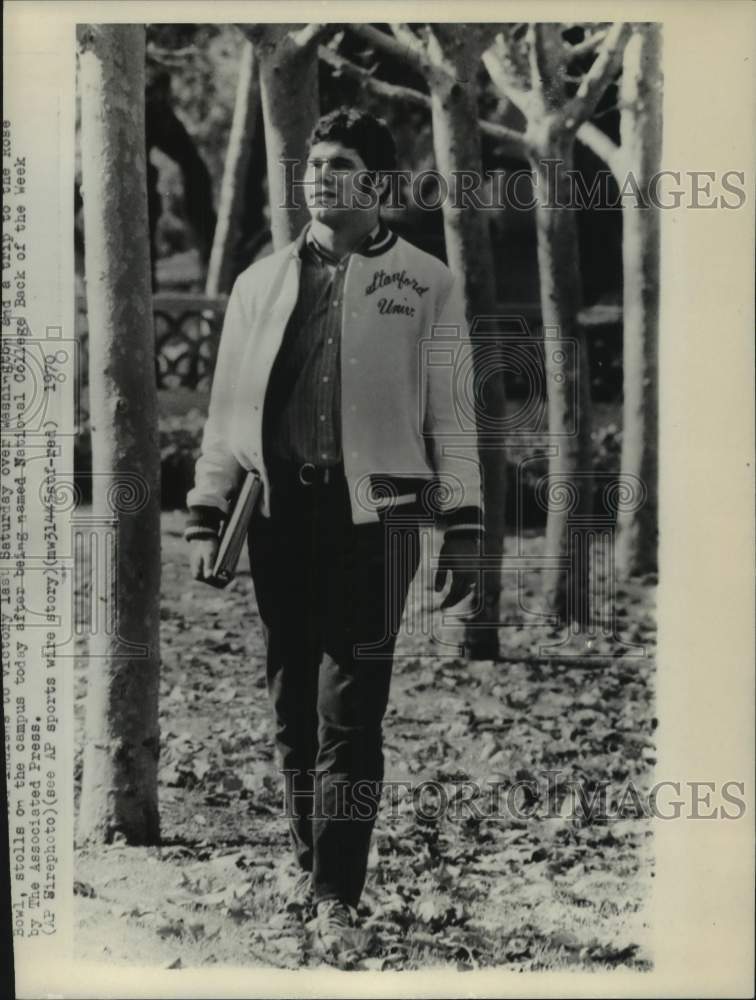 1970 Press Photo Stanford college football player Jim Plunkett on campus- Historic Images