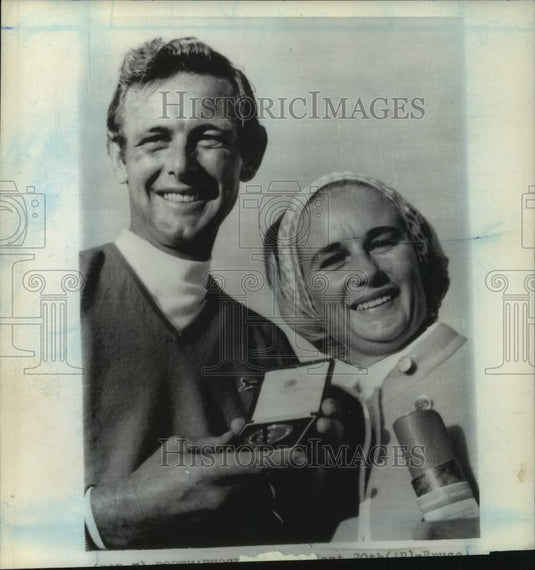 Press Photo Golfer Bruce Devlin with medal and woman - sis00394- Historic Images