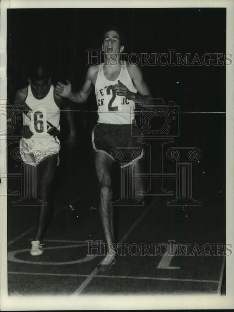 Press Photo Track athlete Marty Liquori hits the finish line during a race- Historic Images