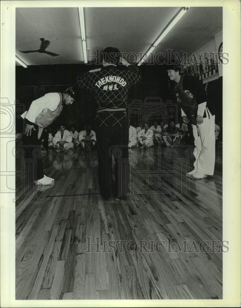 1985 Press Photo Marshall artist Jhong Uhk Kim with son Robert and students- Historic Images