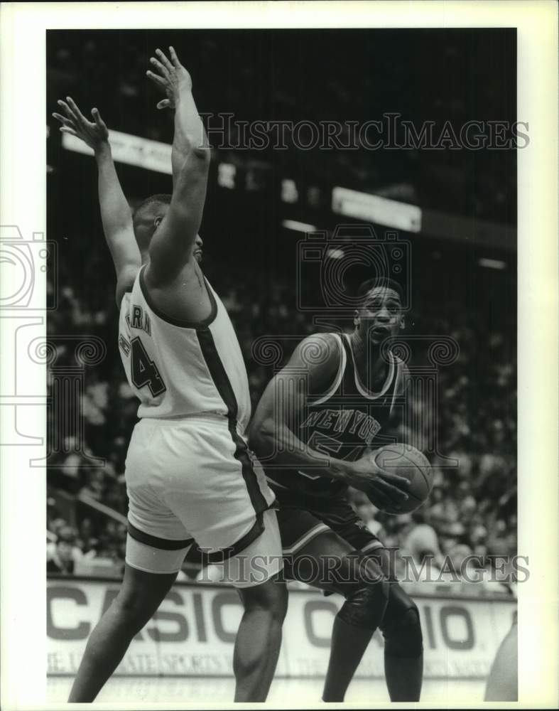 Press Photo New York Knicks basketball player Charles Smith drives to the hoop- Historic Images