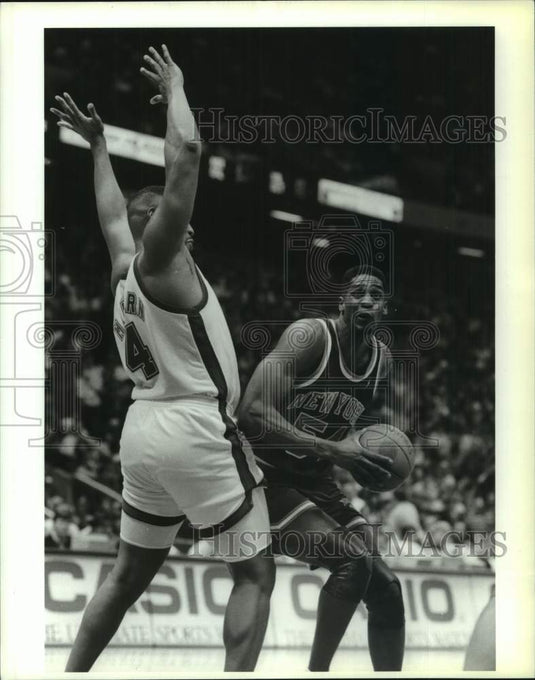 Press Photo New York Knicks basketball player Charles Smith drives to the hoop- Historic Images