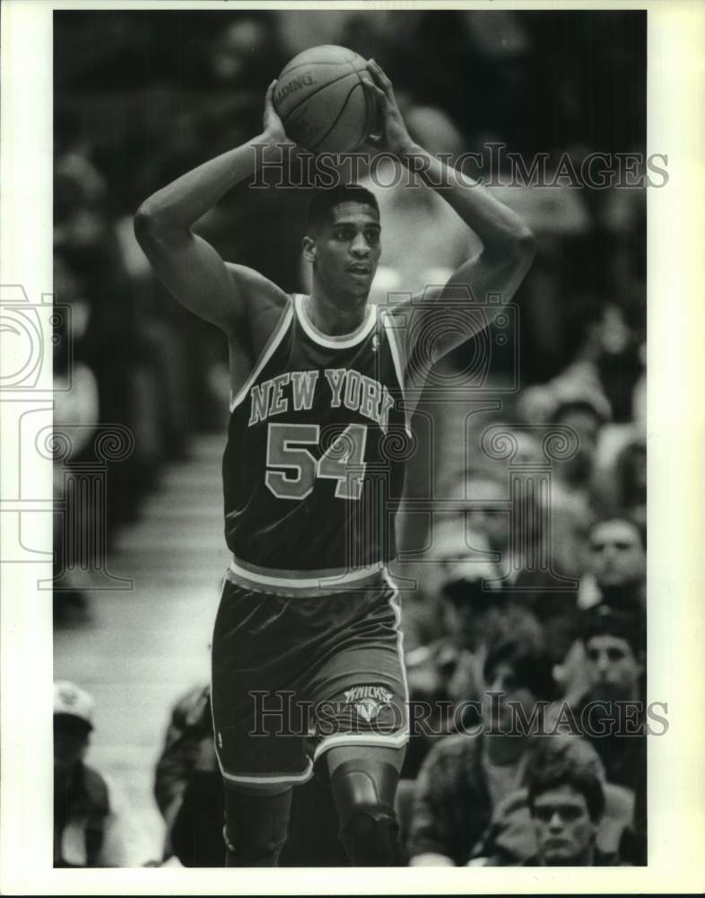 Press Photo New York Knicks basketball player Charles Smith looks to pass- Historic Images