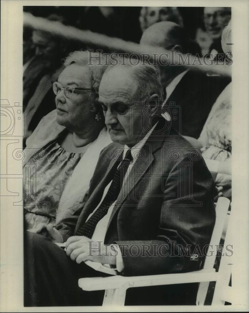 Press Photo Mrs. Charles Shipman Payson and John Gaver in an audience- Historic Images