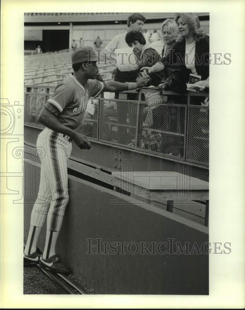 1986 Press Photo New York Mets baseball player Rafael Santana with fans- Historic Images